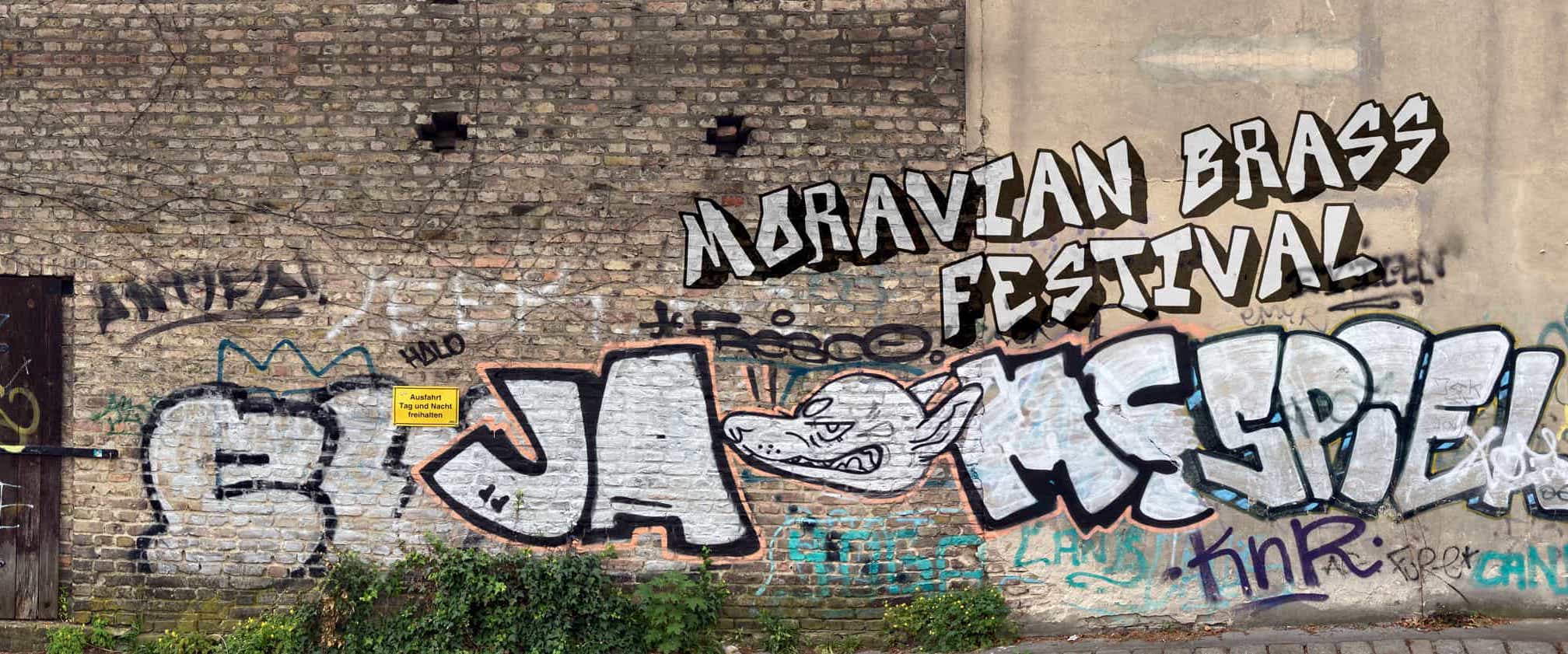 Graffiti im Herrnhuter Weg mit der Schrift 'Moravian Brass Festival'